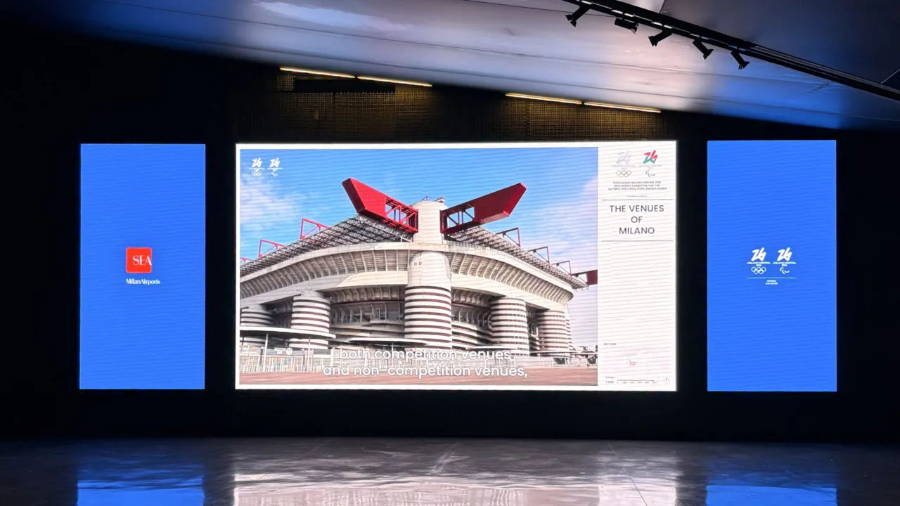 Grand mur vidéo dans un aéroport avec un écran central horizontal et deux écrans verticaux